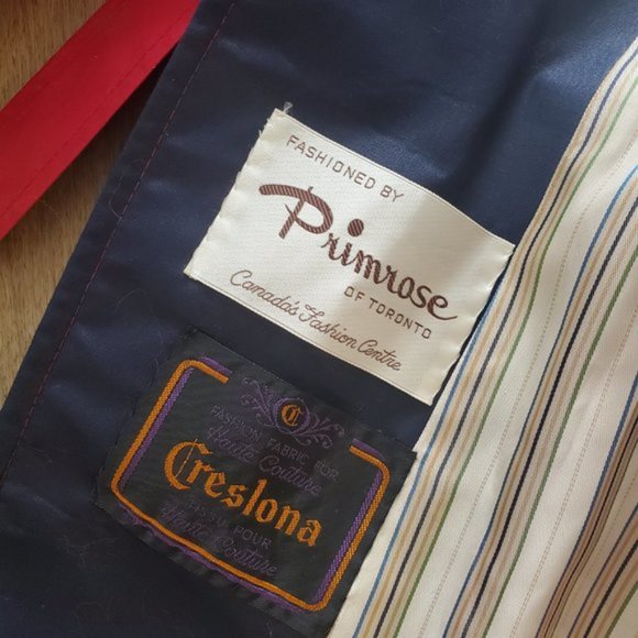 Vintage red puff sleeve trenchcoat - Picture 8 of 10